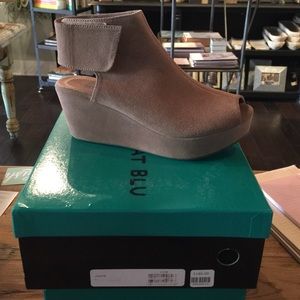 Chocolat Blu taupe suede size 8.5